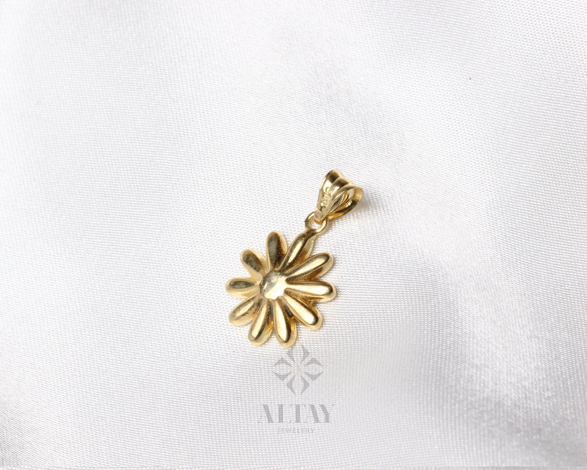14K Gold Daisy Necklace, Gold Flower Pendant, Yellow and White Enamel Choker, Gift for Her, Daisy Charm, Dainty Everyday Daisy Jewelry