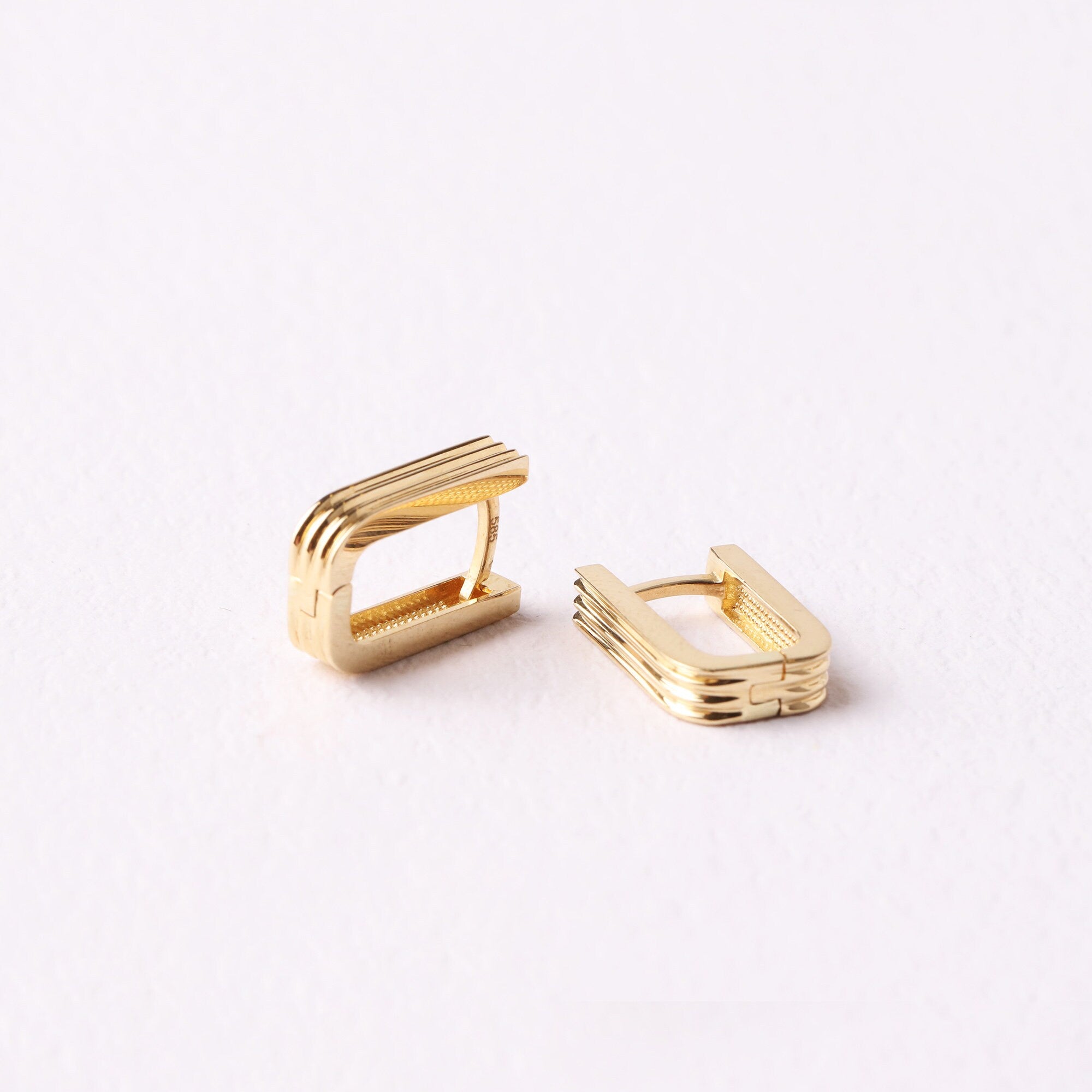 14K Gold Ribbed Rectangle Earrings, Oblong Rectangle Hoop Earrings, Chunky Rectangle Earrings, Minimalist Huggie, Rectangle Geometric Link