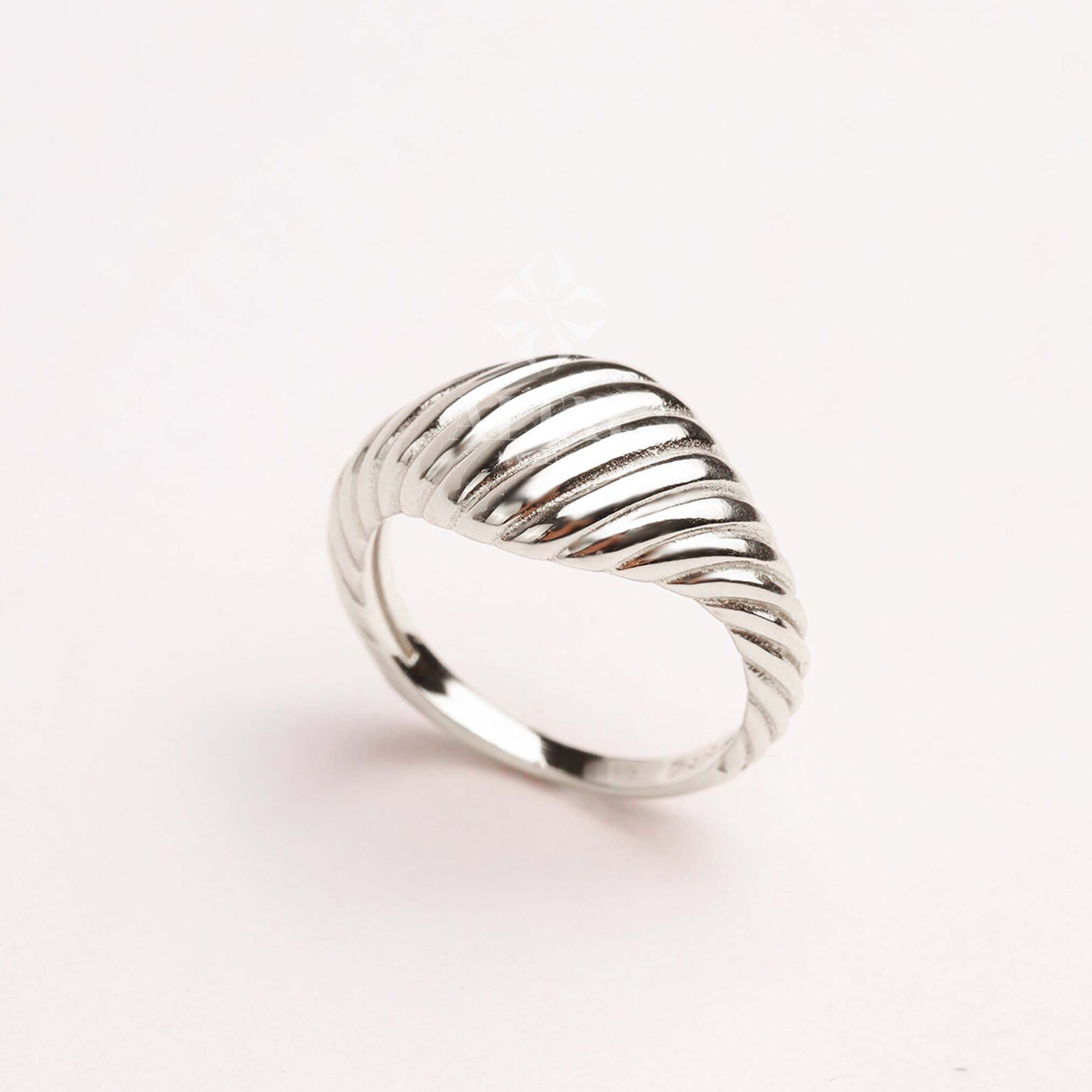 14K Gold Chunky Croissant Ring, Twisted Dome Ring, Dome Stack Ring, Gold Bubble Ring, Delicate Chunky Ring, Minimalist Gold Pinky Ring