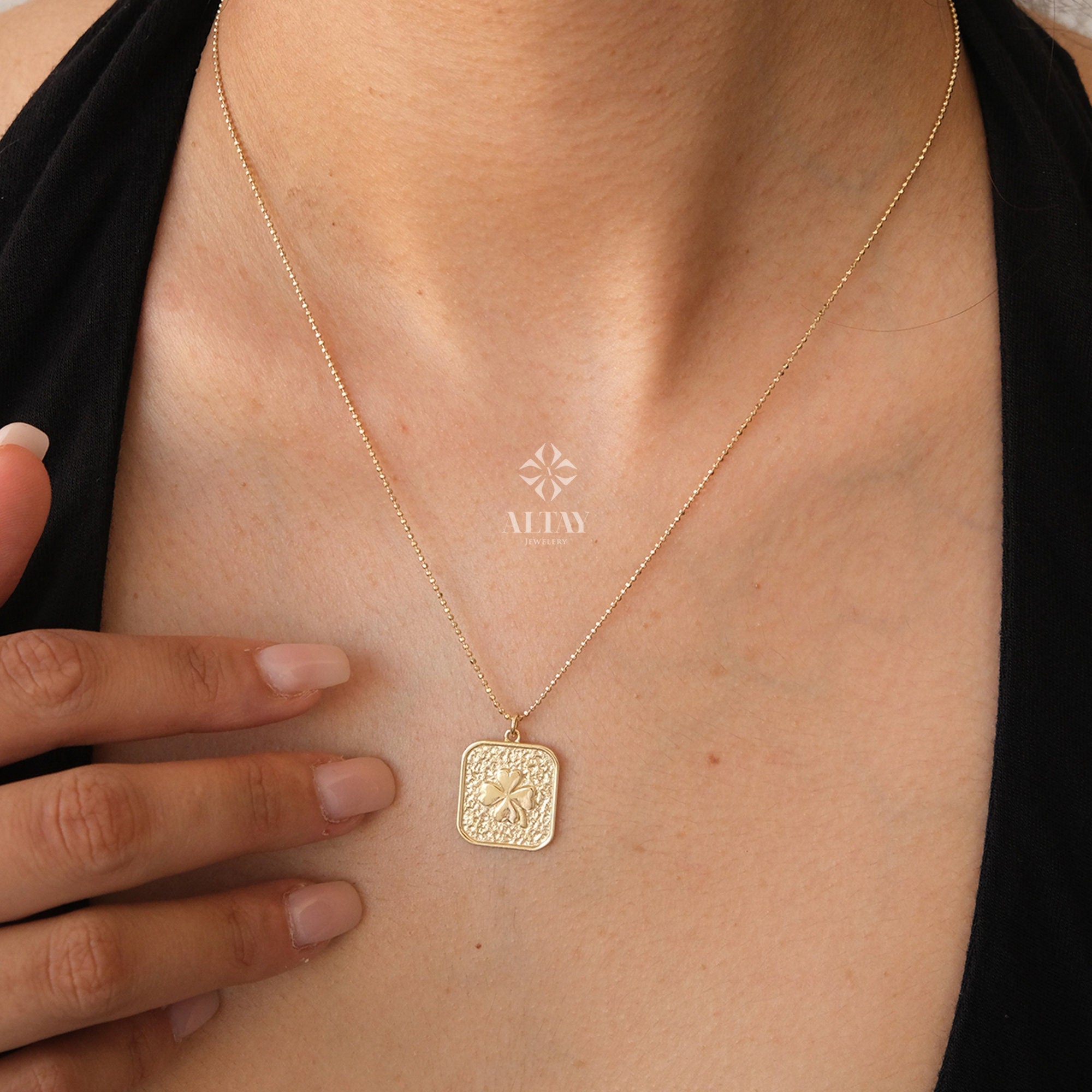 New Year's clover necklace