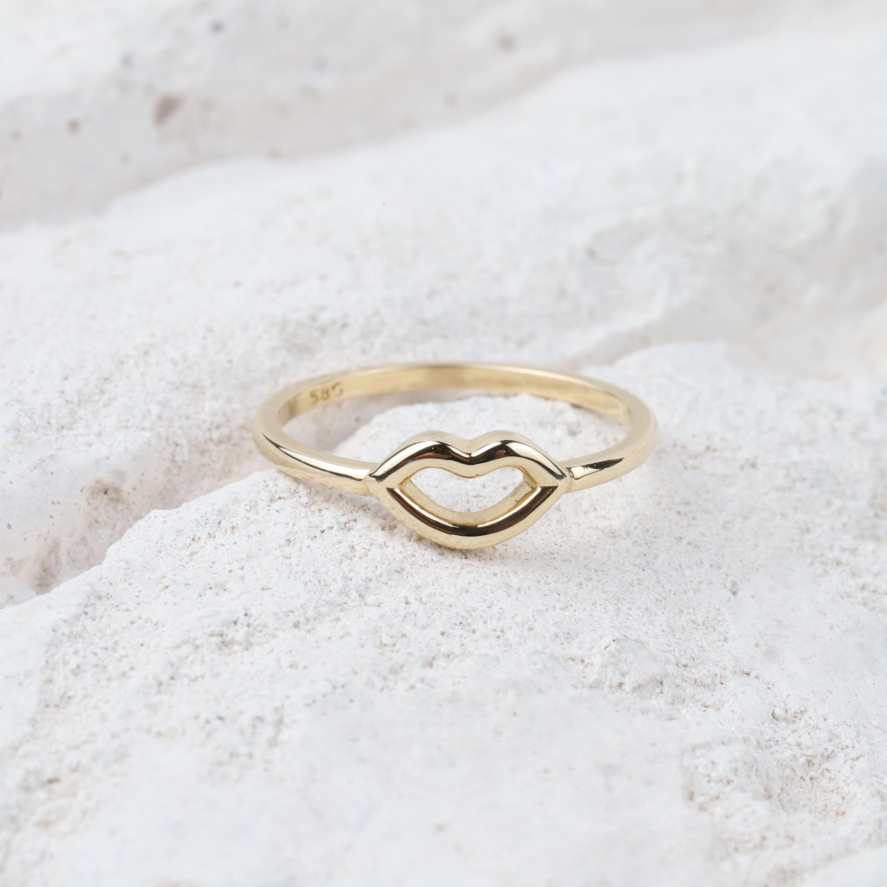 14K Gold Kiss Ring, Personalized XO ring, X Kiss Ring, Promise Ring, Valentine Love Ring, Tiny Love Shape, Birthday Gift, Gift For Wife