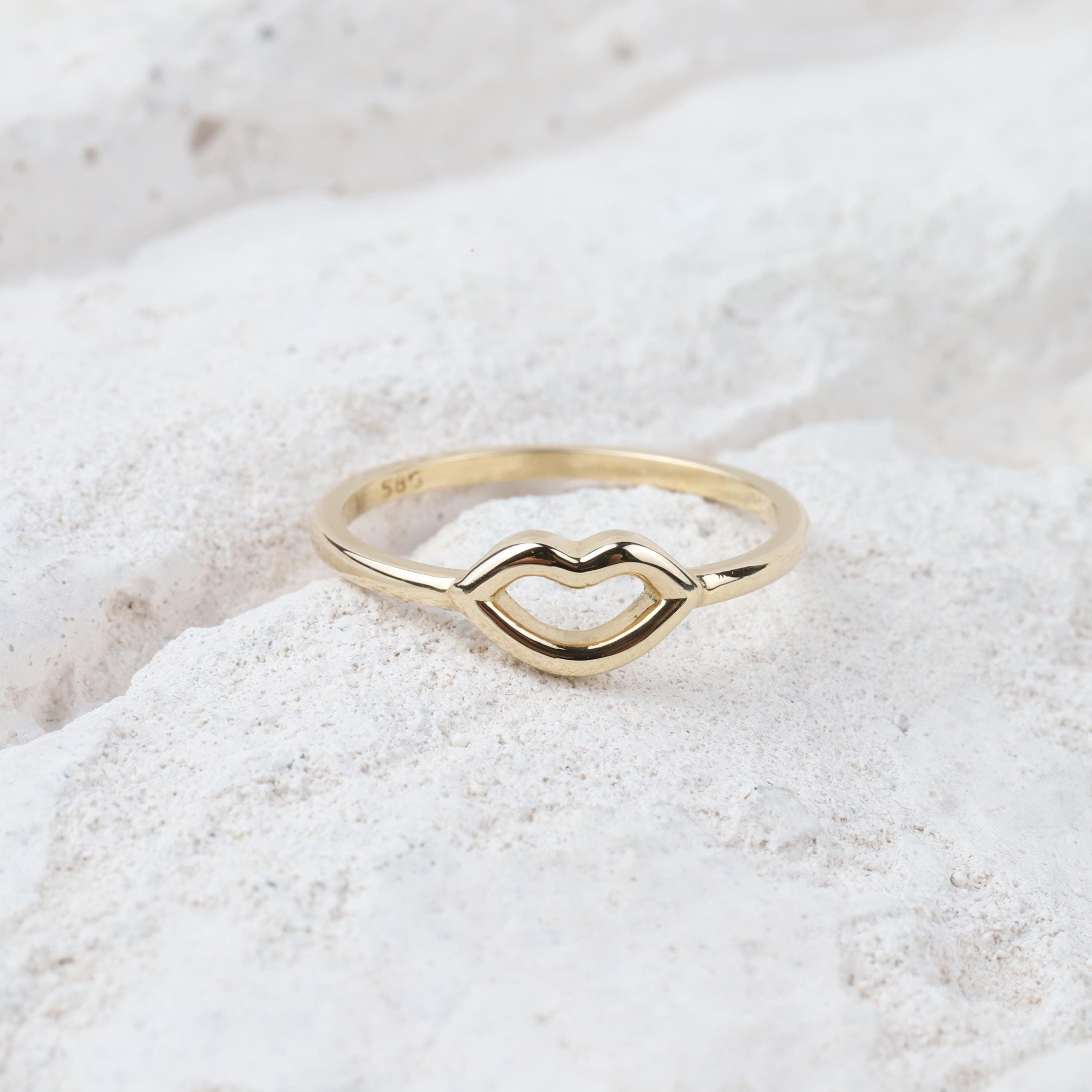 14K Gold Kiss Ring, Personalized XO ring, X Kiss Ring, Promise Ring, Valentine Love Ring, Tiny Love Shape, Birthday Gift, Gift For Wife