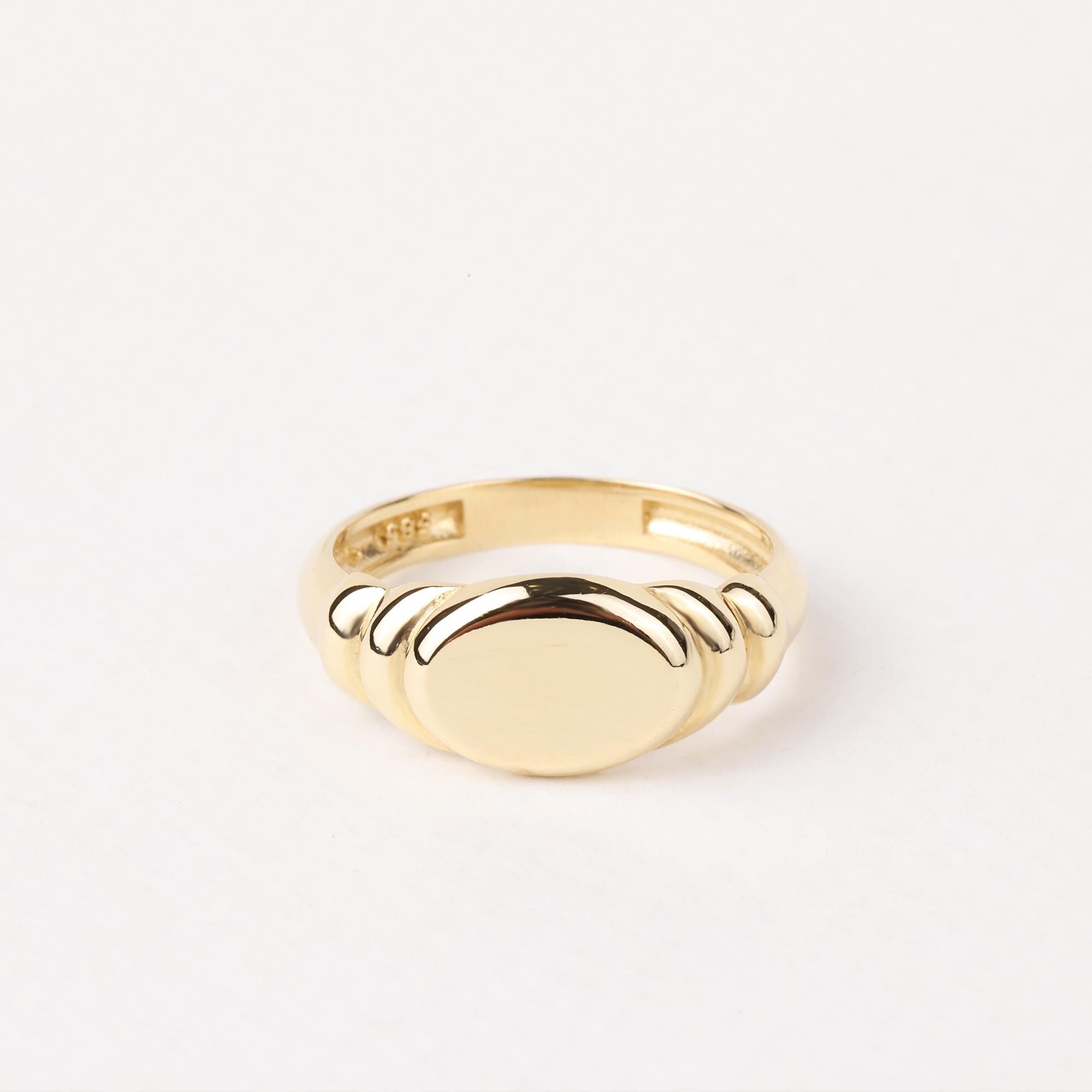 14K Gold Oval Signet Ring, Engraved Initial Ring, Personalized Old English Gold Signet Ring, Oval Shape Pinky Ring, Customized Letter Band