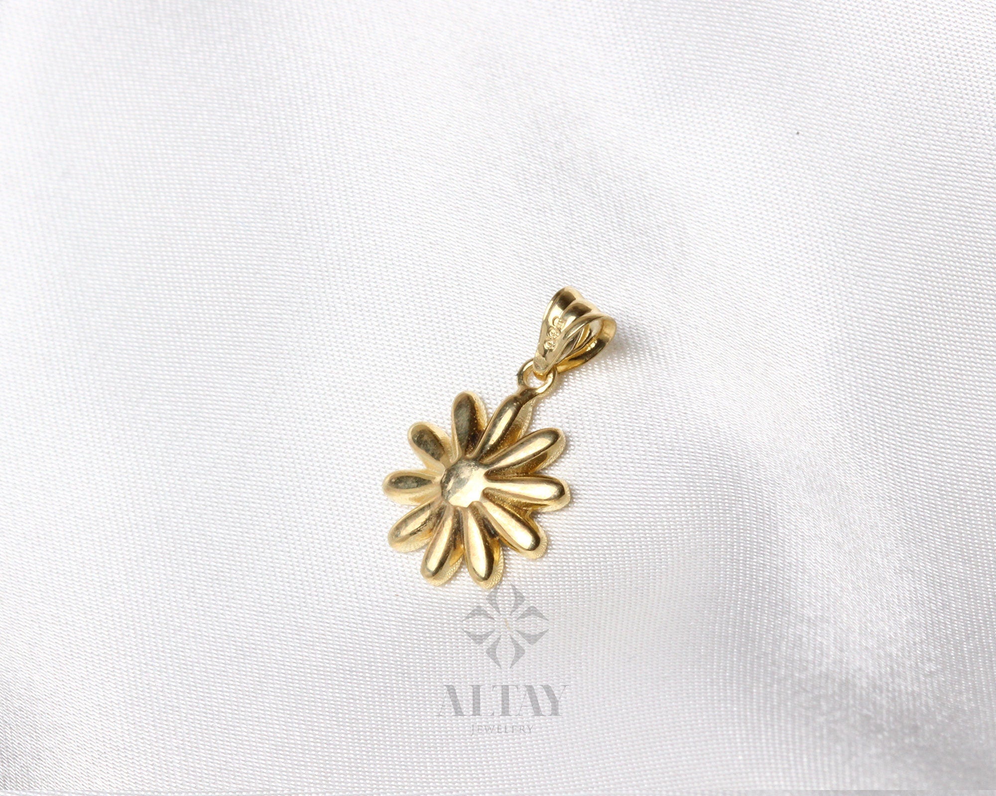 14K Gold Daisy Necklace, Gold Flower Pendant, Yellow and White Enamel Choker, Gift for Her, Daisy Charm, Dainty Everyday Daisy Pendant