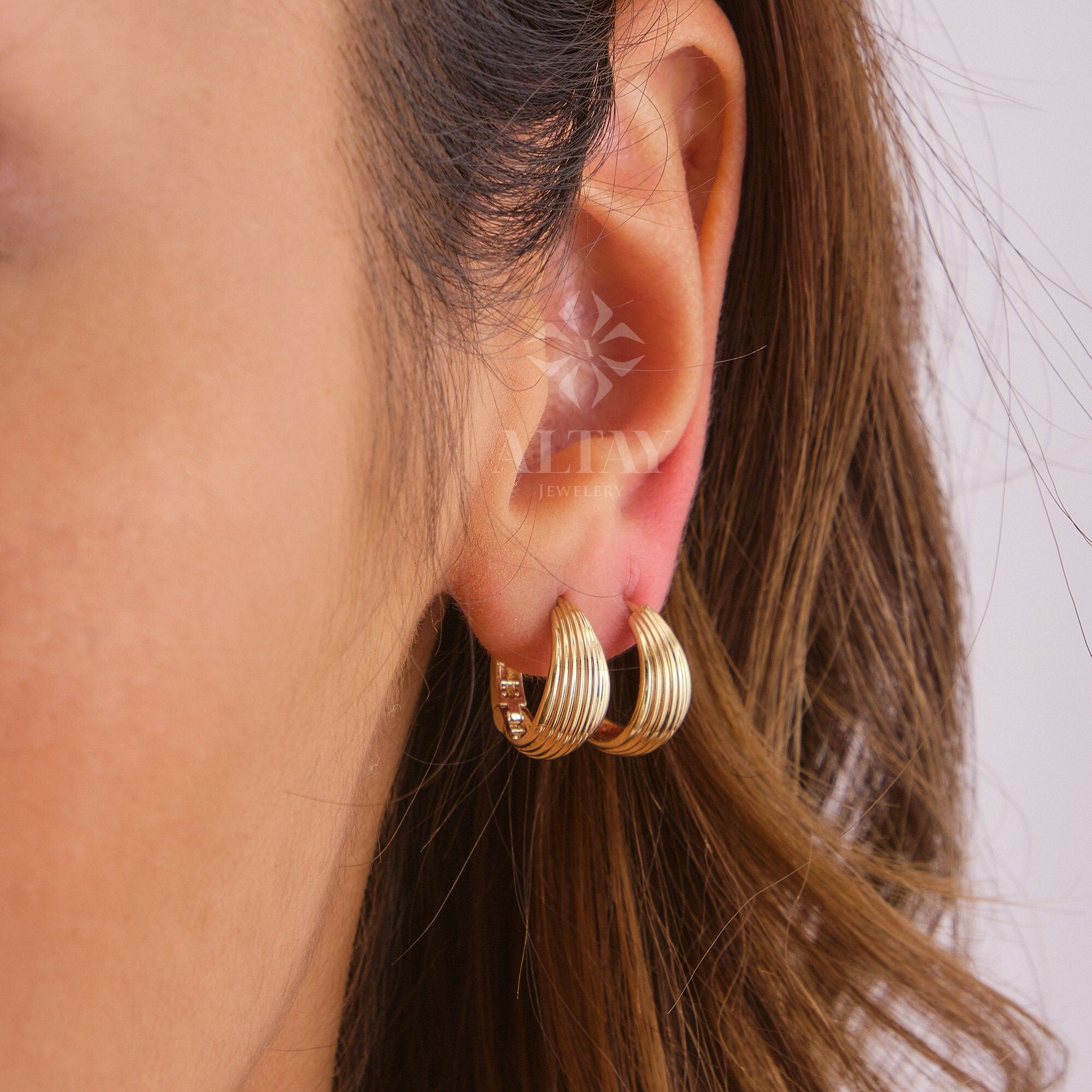 14K Gold Dome Huggie Earrings, Ribbed Huggie Hoop Earrings, Gold Dome Hoops, Unique Hoop Earring, Lined Gold Hinged Hoop Earring, Gift Her