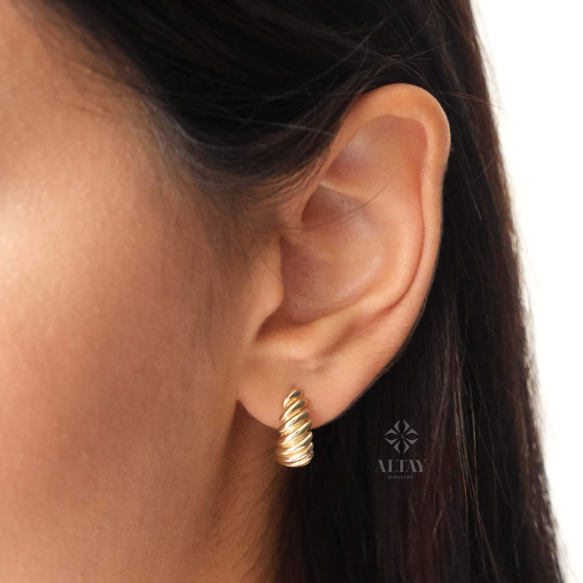 14K Gold Croissant Huggie Earrings, Ribbed Huggie Hoop Earrings, Gold Dome Hoops, Unique Hoop Earring, Lined Gold Hinged Hoop Earring