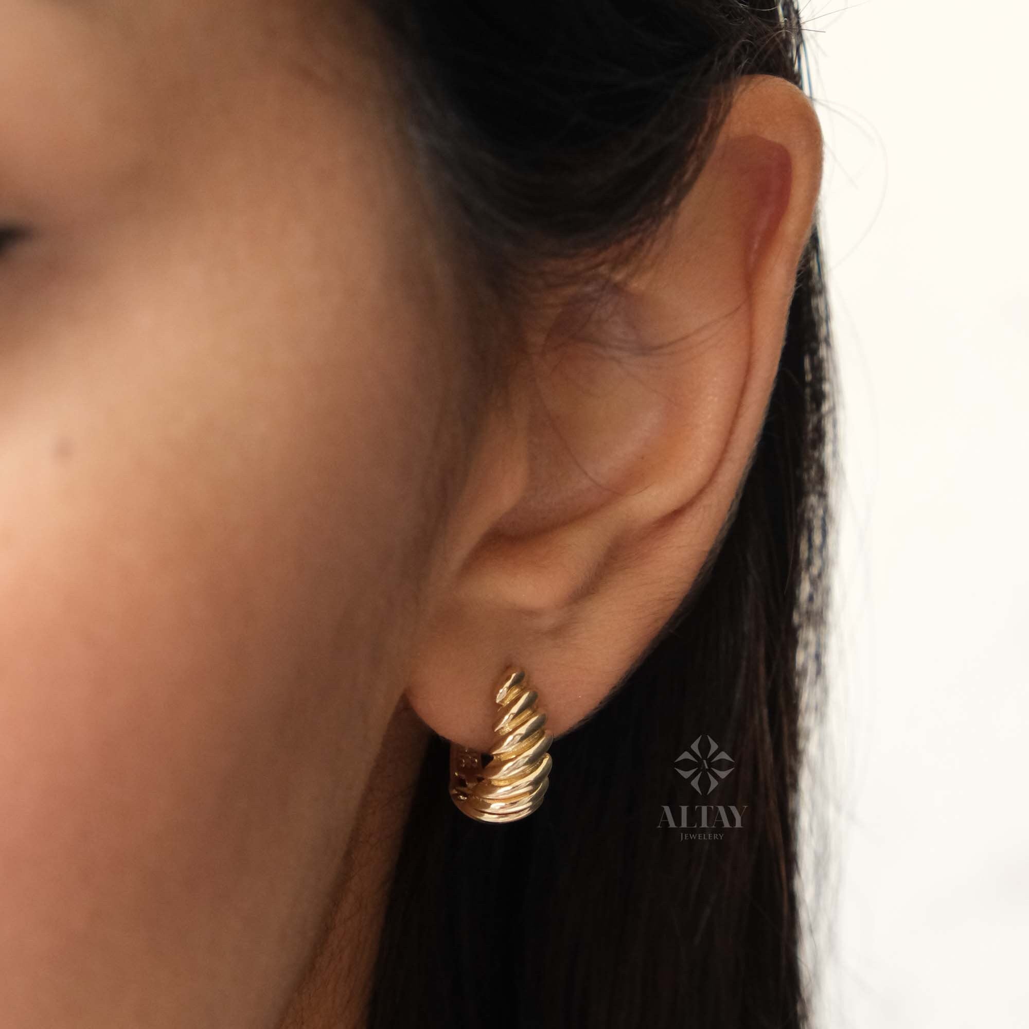 14K Gold Croissant Huggie Earrings, Ribbed Huggie Hoop Earrings, Gold Dome Hoops, Unique Hoop Earring, Lined Gold Hinged Hoop Earring