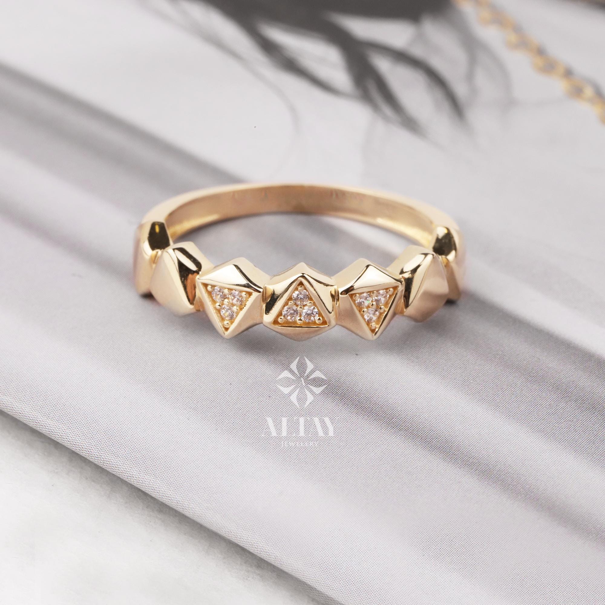 14K Gold Triangle Textured Band Ring, Geometric Pattern Wedding Ring, Engravable Matching Ring, Dainty Pointer Ring, Statement Edge Band